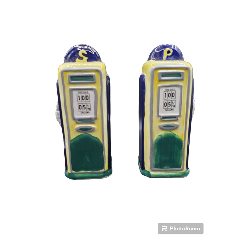 Vintage Omnibus Salt And Pepper Shakers American Roadside Gas Pump W/ Plugs Cute